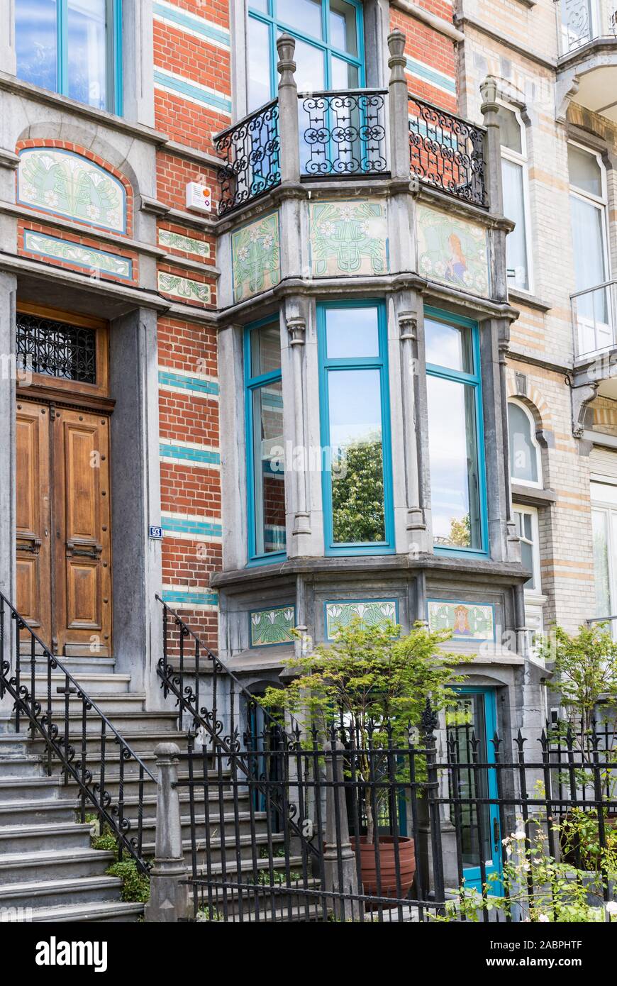Brüssel/Belgien - 07 03 2019 - Dekoriert art Nouveau Fassade mit einem Bogen Fenster Stockfoto