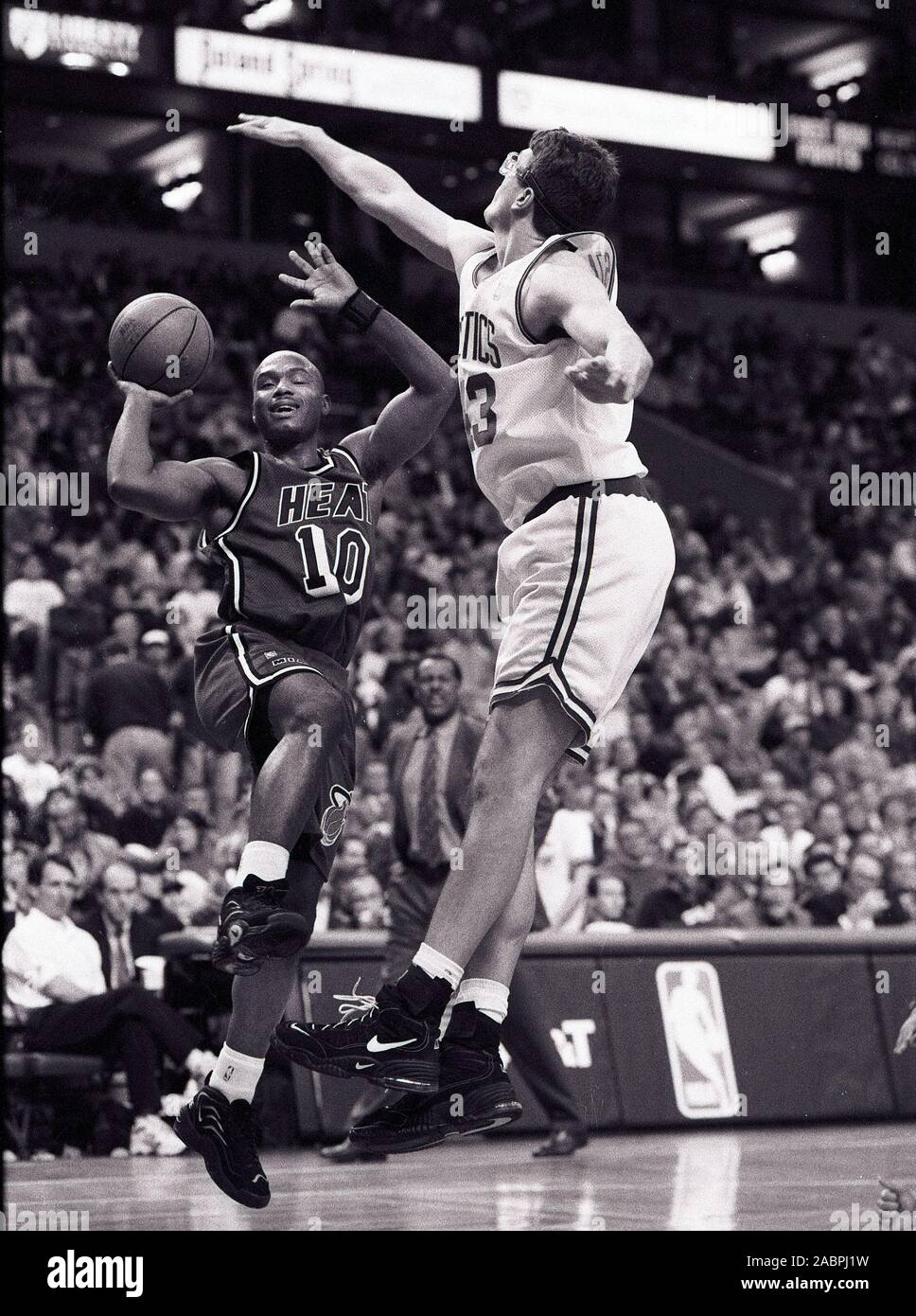 Miami Heat #10 Tim Hardaway auf seinem Weg zur Kerbe auf Boston keltische Brett Szabo im Basketball spiel action im Fleet Center in Boston, Ma USA Feb 2, 1997 Foto von Bill belknap Stockfoto