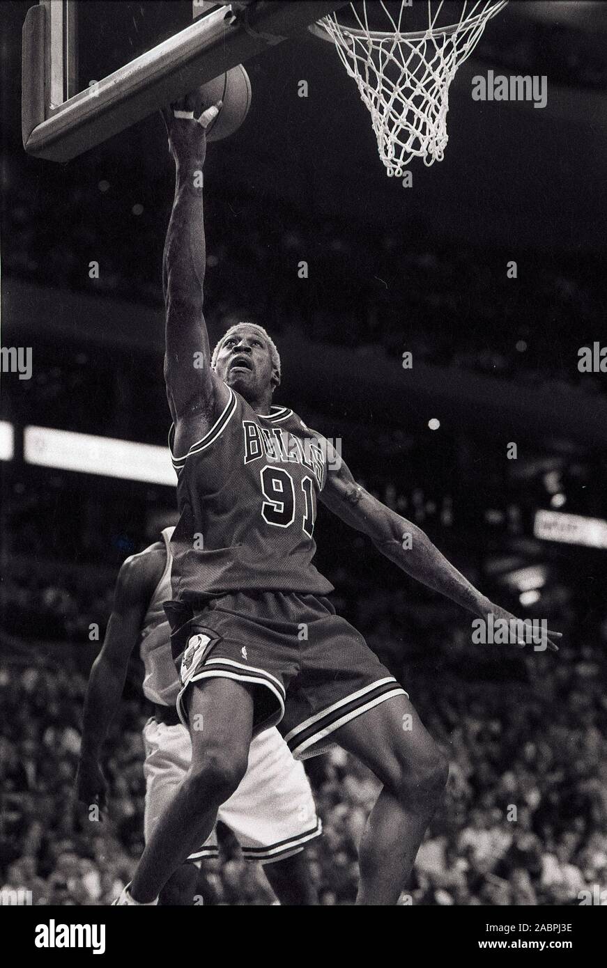 Chicago Bulls Dennis Rodman prallt der Ball vom Boston Celtics während Basketball spiel action im Fleet Center in Boston, Ma USA 1997-1998 Saison Foto von Bill belknap Stockfoto