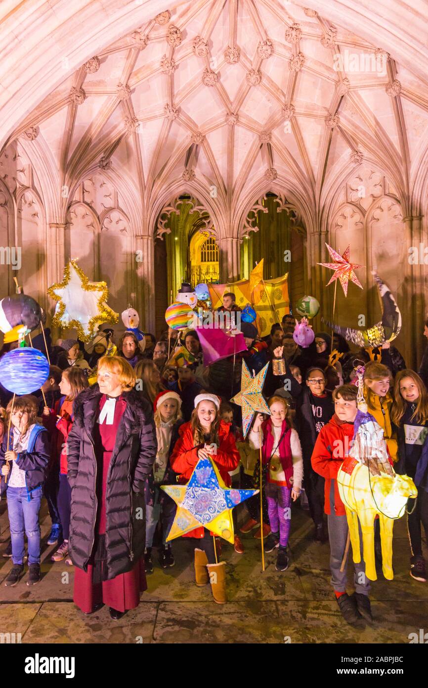 Winchester, Hampshire, UK. 28. November 2019. Menschenmassen Herden zu Winchester Winchester Christmas Lantern Parade, die wundervolle Laternen, die Sie erstellt haben, zu zeigen oder die Parade beginnt und endet an der Kathedrale von Winchester zu beobachten. Credit: Carolyn Jenkins/Alamy leben Nachrichten Stockfoto