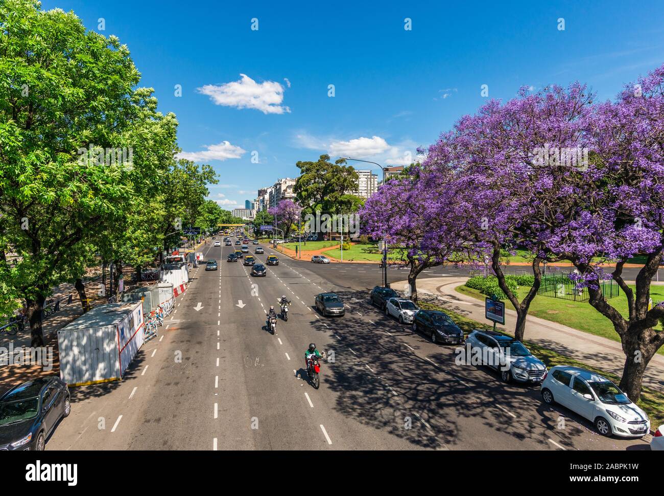 Buenos Aires, Argentinien - 18. November 2018: Recoleta und Jacaranda Bäumen Stockfoto