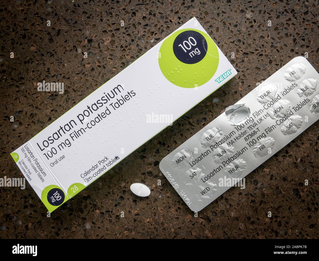 Losartan Kalium 100 mg Filmtabletten in boxed Folie Packs bei Bluthochdruck oder Hypertonie bei Erwachsenen in Großbritannien Stockfoto