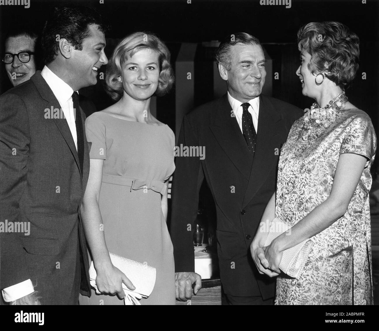 TONY CURTIS SABINE BETHMANN Laurence Olivier und Janet Leigh (Frau Tony Curtis) im Januar 1959 Gala Presse Empfang für Laurence Olivier vor dem Filmen von Spartacus 1960 Regisseur STANLEY KUBRICK Roman Howard Schnell Drehbuch Dalton Trumbo ausführender Produzent Kirk Douglas Bryna Produktionen/Universal Pictures Stockfoto