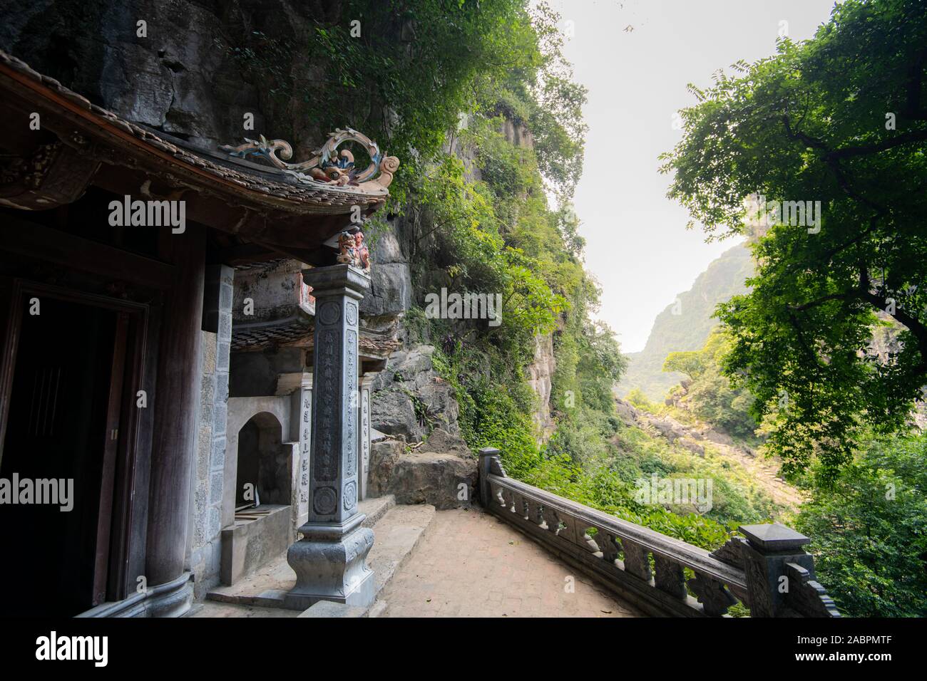 Eine geheime buddhistischen Tempel entfernt im Regen ausgeblendet - Wald von Tam Coc, Vietnam Stockfoto