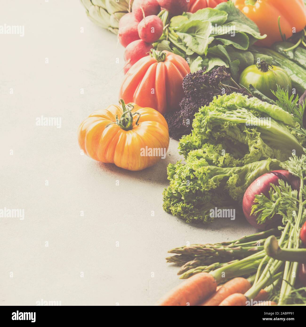 Seitenansicht von rohem Gemüse auf weißem Hintergrund, Kopieren, selektiven Fokus Stockfoto