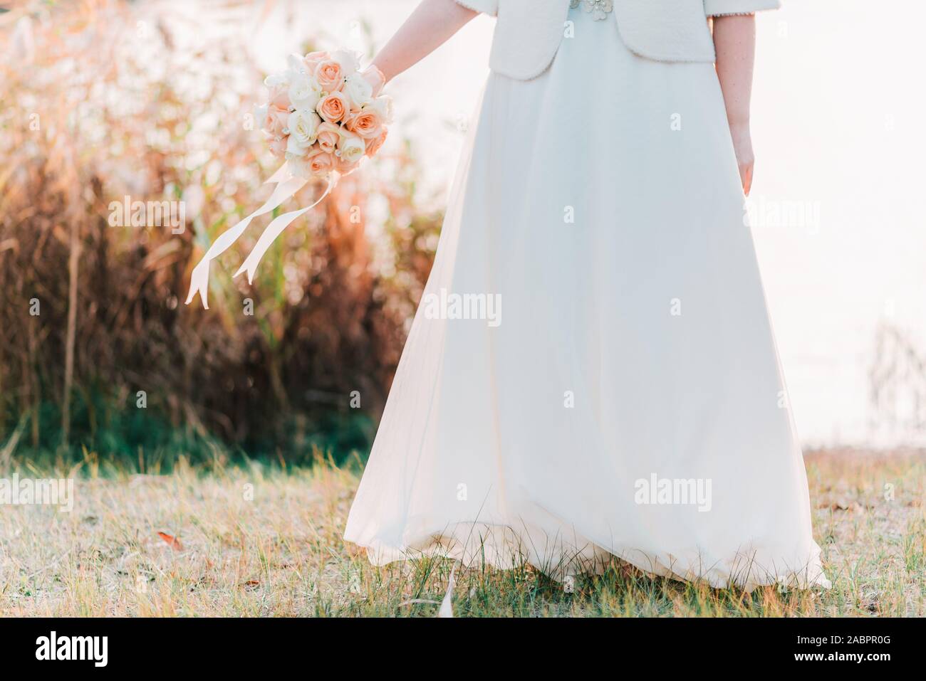 Hände der Braut mit Hochzeit schönen Blumenstrauß aus Weiß und Rosa Rosen. Stockfoto