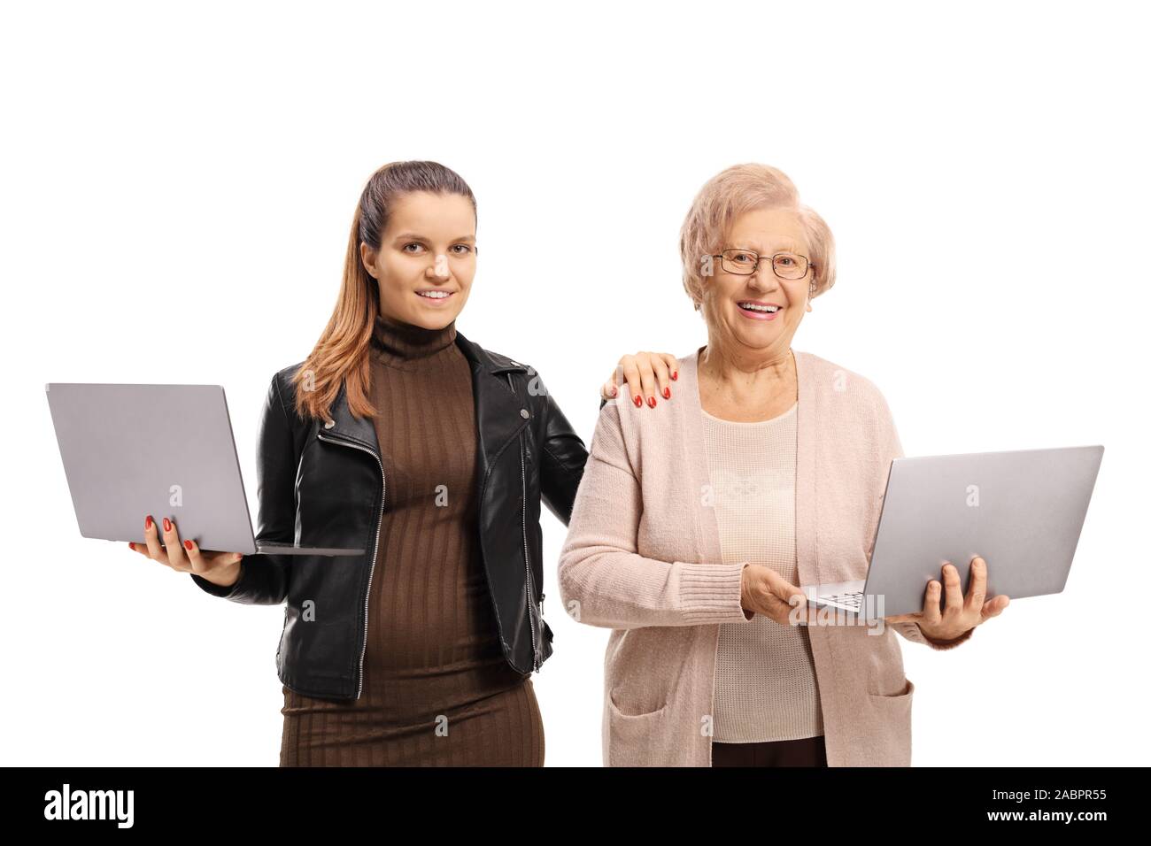 Enkelin und Oma holding Laptops auf weißem Hintergrund Stockfoto