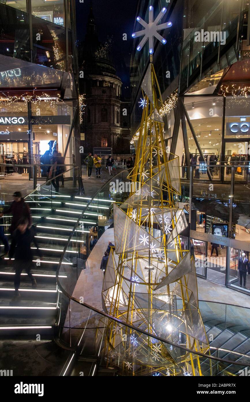 Ein Weihnachtsbaum in Nr. 1 Neuer ändern Einkaufszentrum mit St. Paul's Cathedral in der Ferne Stockfoto