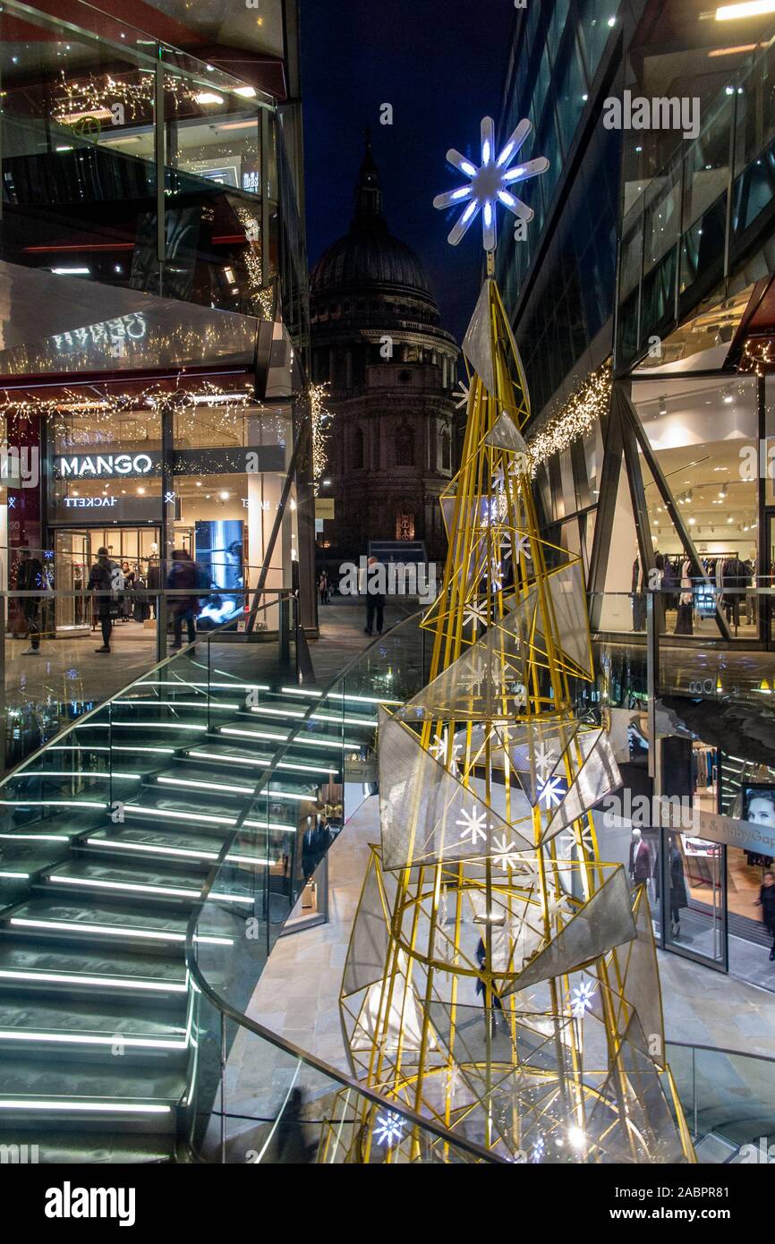 Ein Weihnachtsbaum in Nr. 1 Neuer ändern Einkaufszentrum mit St. Paul's Cathedral in der Ferne Stockfoto