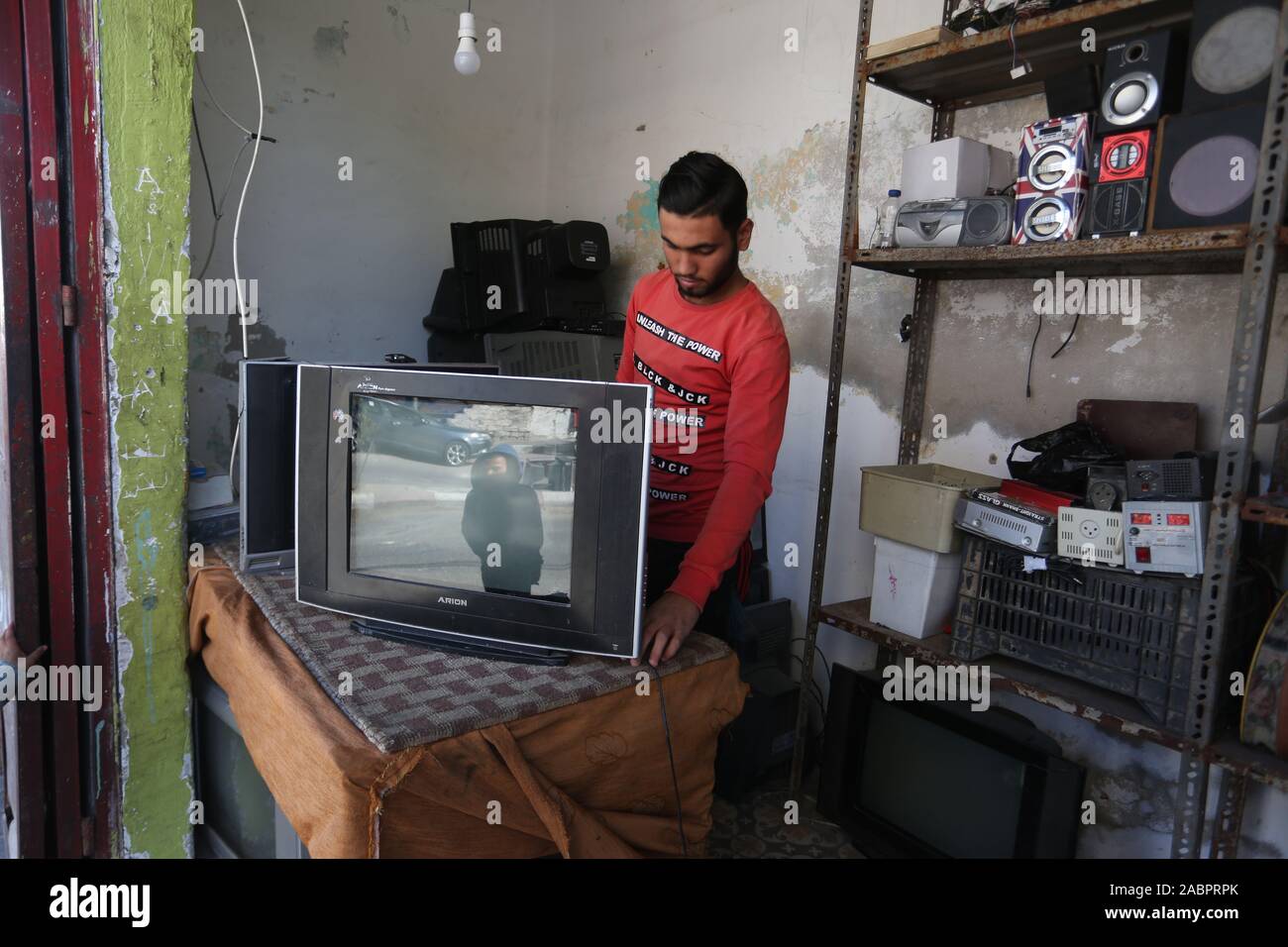 Ein palästinensischer Mann, Reparatur von Haushaltsgeräten vor seinem Geschäft in Khan Younis, im südlichen Gazastreifen, am 28.November 2019. Foto von Abed Rahim Khatib Stockfoto