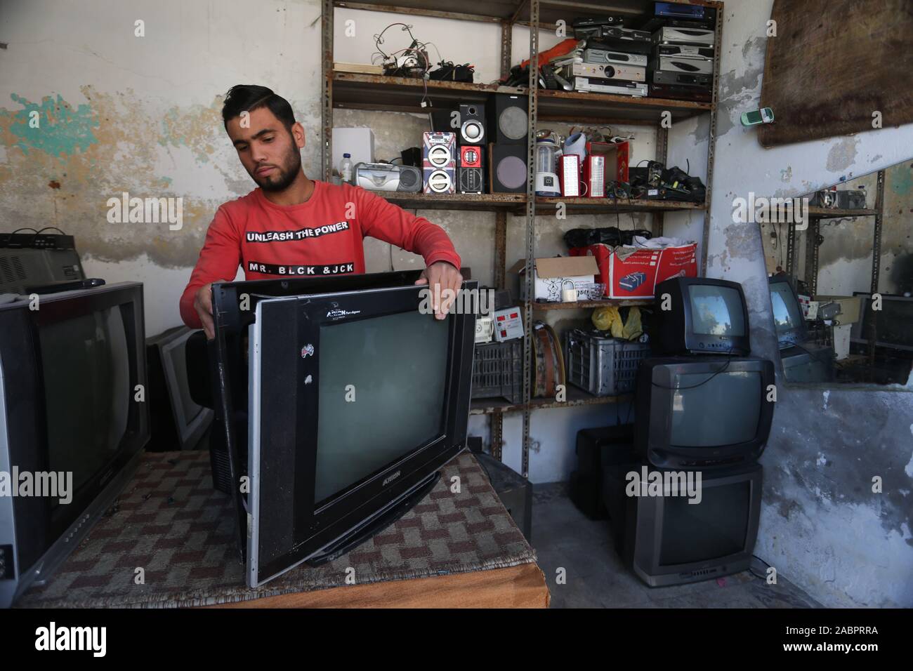 Ein palästinensischer Mann, Reparatur von Haushaltsgeräten vor seinem Geschäft in Khan Younis, im südlichen Gazastreifen, am 28.November 2019. Foto von Abed Rahim Khatib Stockfoto