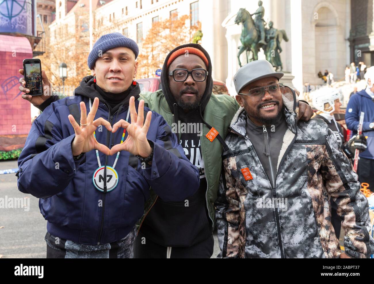 New York, NY - 28. November 2019: Black Eyed Peas Gruppe reitet Wertvollsten NHL Hockey Mom Schwimmer bei der 93. jährliche Thanksgiving Day Parade von Macy's anzusehen allein Central Park West Stockfoto