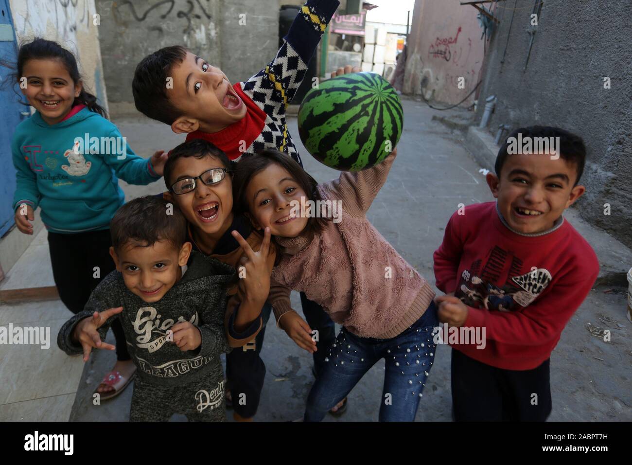 Palästinensische Kinder spielen auf der Straße in Khan Younis Flüchtlingslager im südlichen Gazastreifen, am 28. November 2019. Foto von Abed Rahim Khatib/Alamy Stockfoto