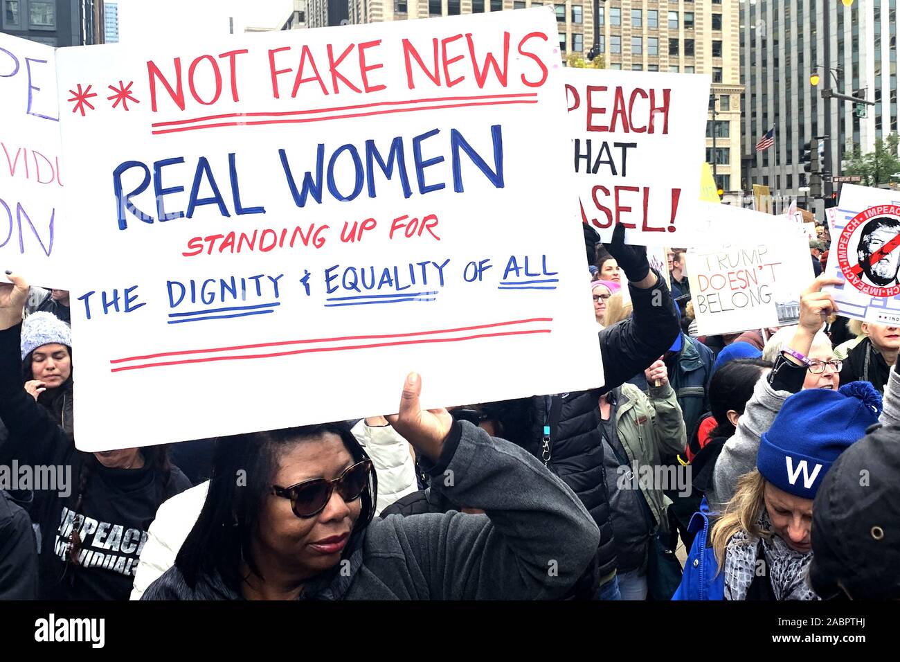 Nti - Trumpf März Demonstranten Kundgebung in der Innenstadt von Chicago über den Fluss von Trump International Hotel & Tower auf der East Wacker Drive. Präsident Donald Trump Visits Chicago seit Amtsantritt. Präsident Trump ist in Chicago als Sprecher bei der Internationalen Vereinigung der Polizeichefs. Mit: Chicago Anti Trump Protest Wo: Chicago, Illinois, United States Wenn: 28 Oktober 2019 Quelle: Adam Bielawski/WENN.com Stockfoto