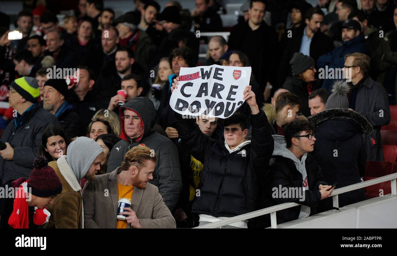 London, Großbritannien. 28 Nov, 2019. LONDON, Großbritannien, 28. NOVEMBER Fans zeigen, was Manager während Europa League Gruppe F zwischen Arsenal und Eintracht Frankfurt im Emirates Stadium, London, England am 28. November 2019. Credit: Aktion Foto Sport/Alamy leben Nachrichten Stockfoto