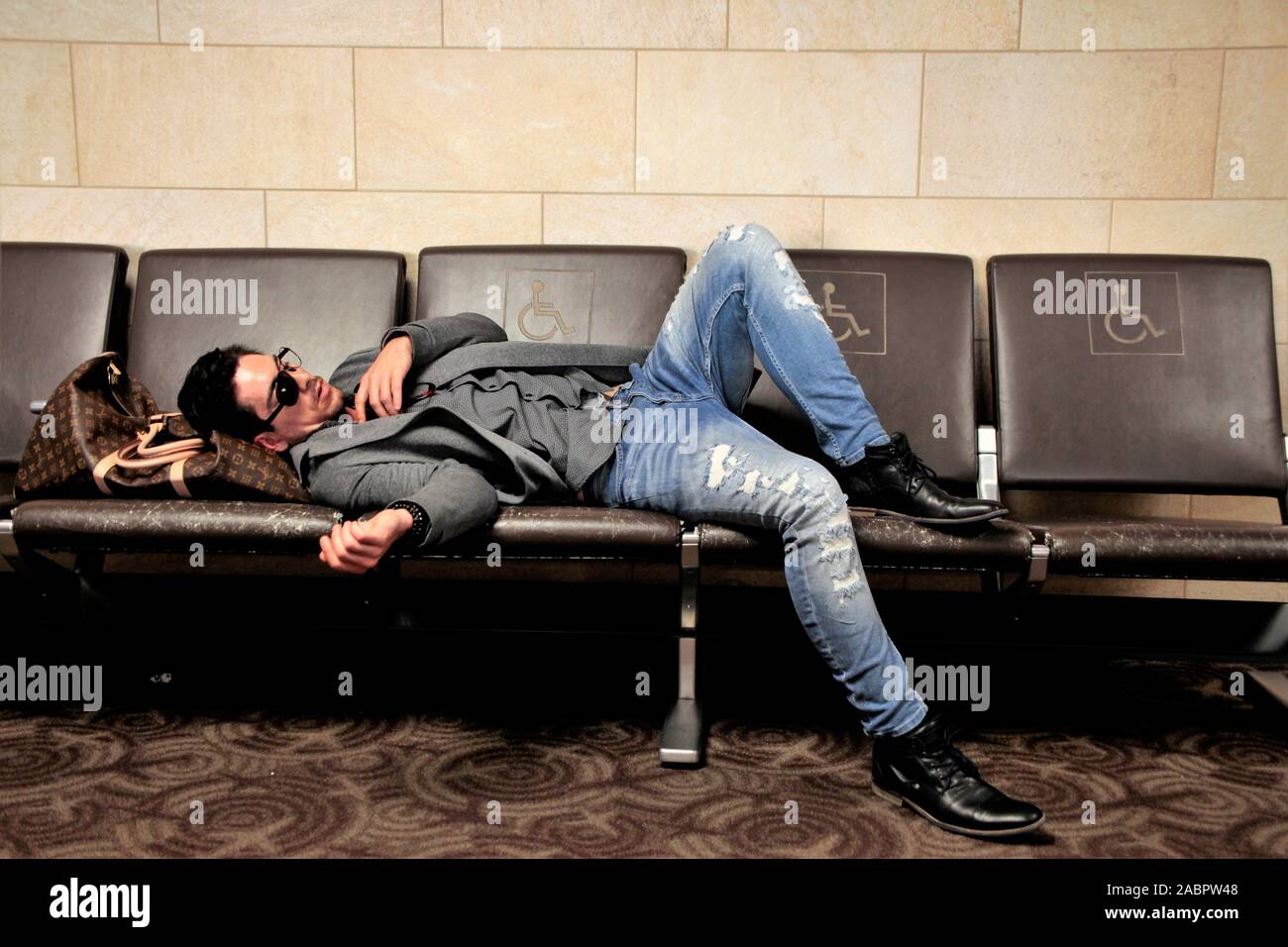 Ein blind auf einem Auge, kaukasische Mann schlafen in Phoenix Airport während des Wartens auf sein Flugzeug in das VEREINIGTE KÖNIGREICH Stockfoto