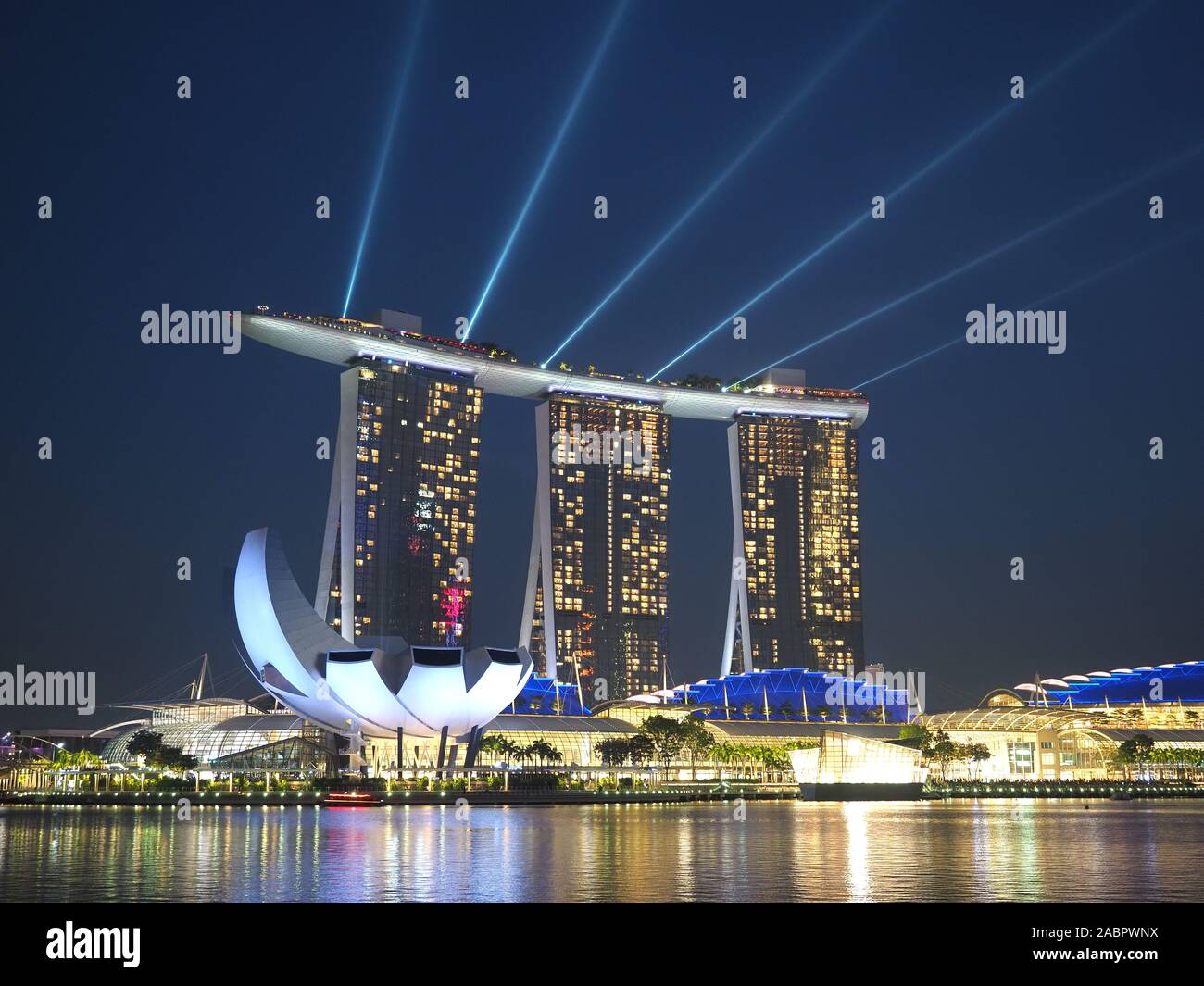 Ansicht bei Nacht von Lichtstrahlen vom Dach des Marina Bay Sands Hotel in Singapur während der täglichen Licht zeigen Stockfoto