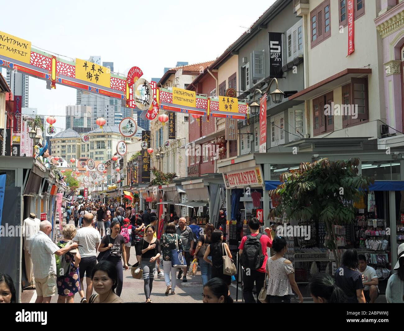 Blickrichtung entlang beschäftigte Pagoda Street in Singapur Chinatown Stockfoto