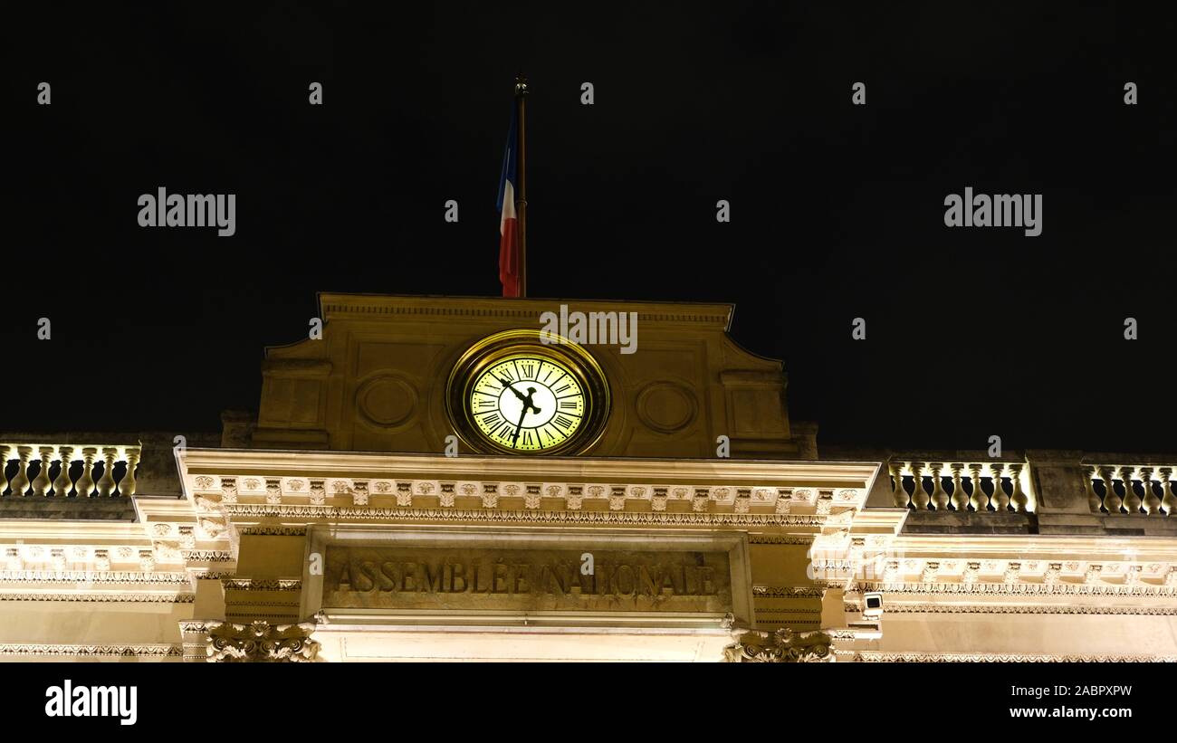 Uhr und Flag auf der Assemblée Nationale Stockfoto