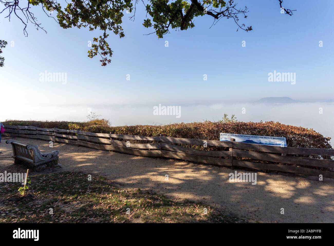 Blick auf den nebligen Plattensee Badacsony Fonyod Promenade mit den im Hintergrund an einem Herbsttag. Stockfoto