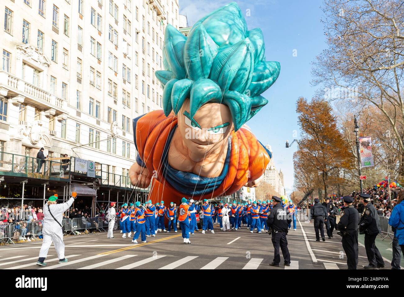 New York, NY - 28. November 2019: Son Goku von Toei Animation riesigen Ballon geflogen, gering, da der starke Wind auf der 93. jährlichen Thanksgiving Day Parade von Macy's anzusehen allein Central Park West Stockfoto