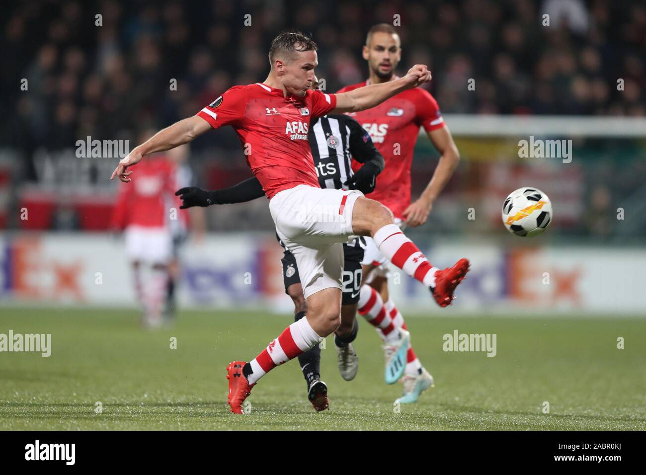 28. november 2019 Den Haag, Niederlande Soccer Europe League AZ / Partizan Belgrado Voetbal Europa League Group Phase Saison 2019-2020 L-R: Stijn Wuytens von AZ Stockfoto