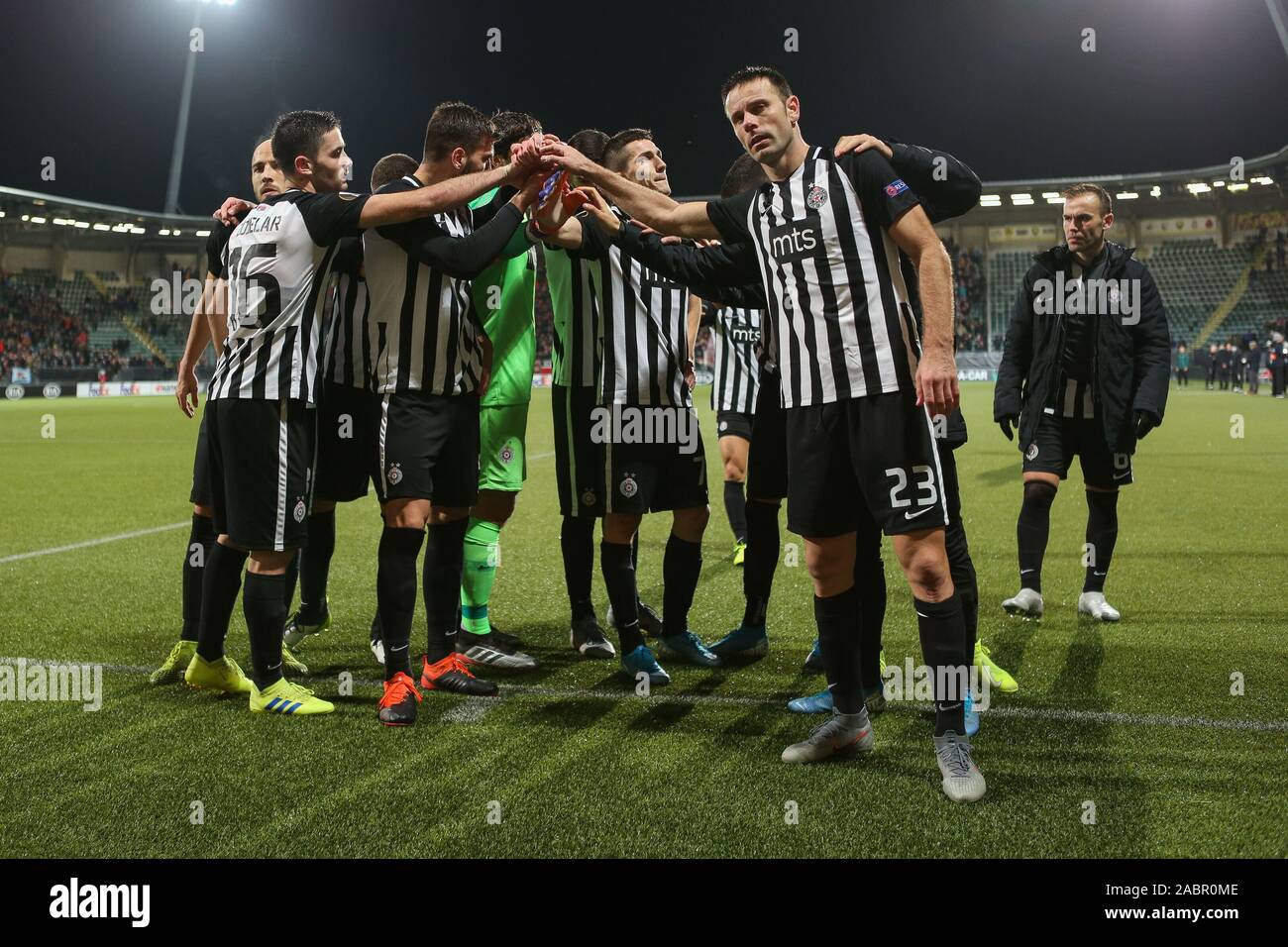28. november 2019 Den Haag, Niederlande Soccer Europe League AZ / Partizan Belgrado Voetbal Europa League Group Phase Saison 2019-2020 L-R: Partizan spelers bedanken publiek Stockfoto