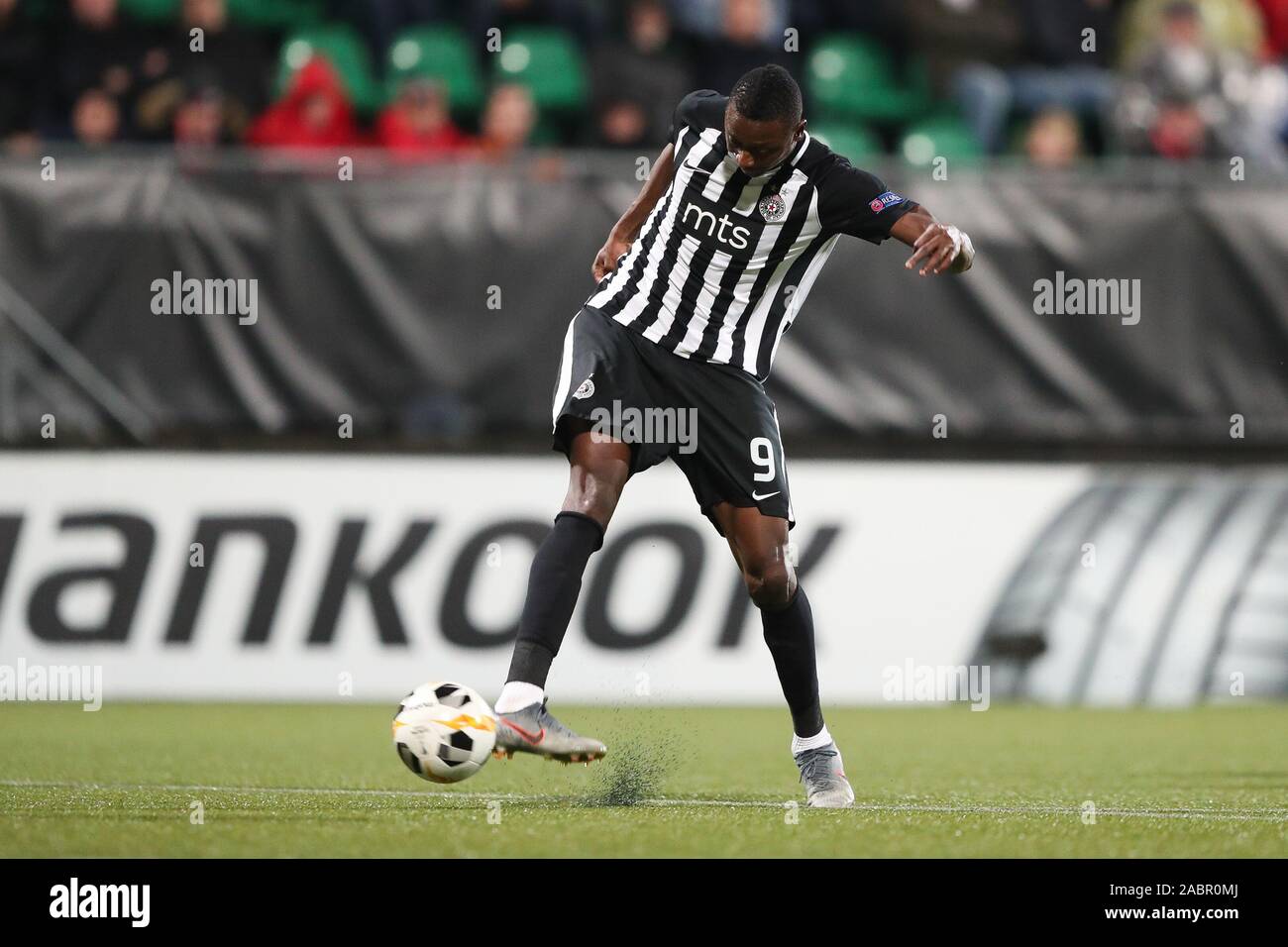 28. november 2019 Den Haag, Niederlande Soccer Europe League AZ / Partizan Belgrado Voetbal Europa League Group Phase Saison 2019-2020 L-R: Umar Sadiq von FK Partizan Belgrado Stockfoto