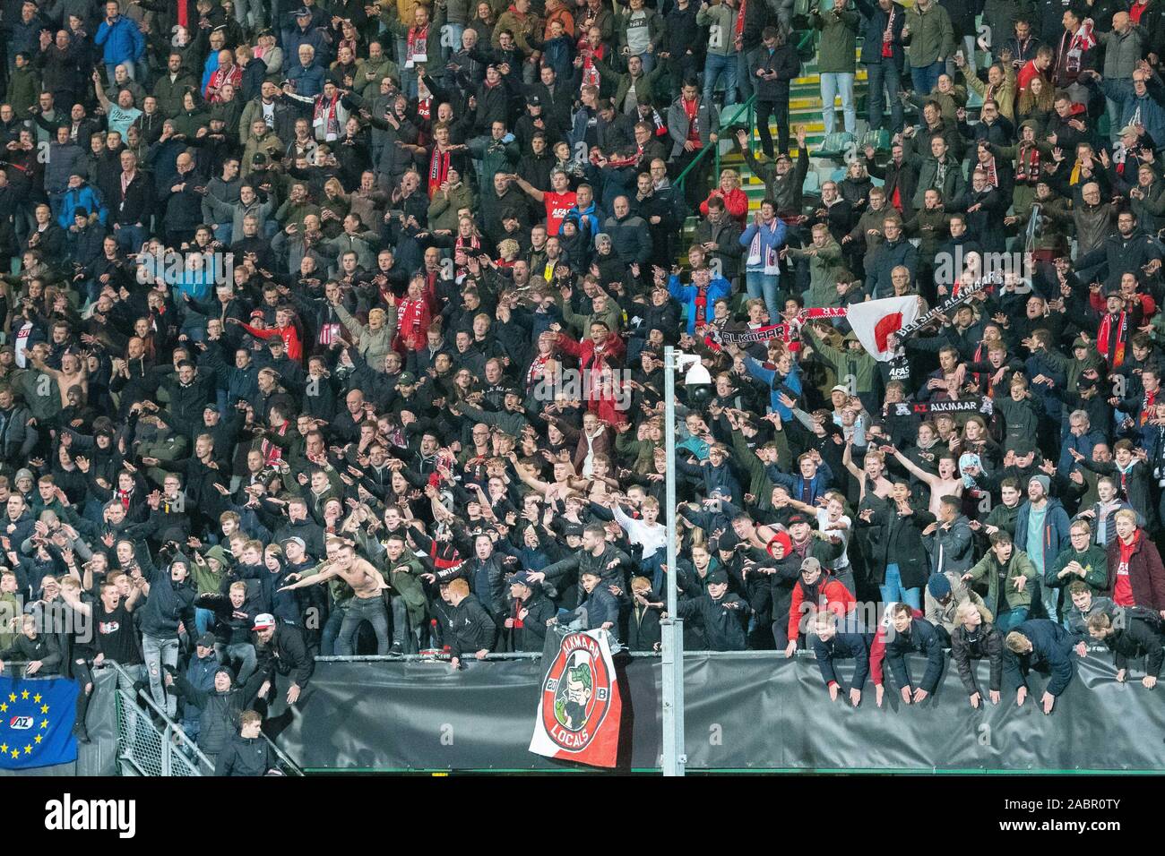 28. november 2019 Den Haag, Niederlande Soccer Europe League AZ / Partizan Belgrado Voetbal Europa League Group Phase Saison 2019-2020 L-R: Unterstützer von AZ Alkmaar Stockfoto