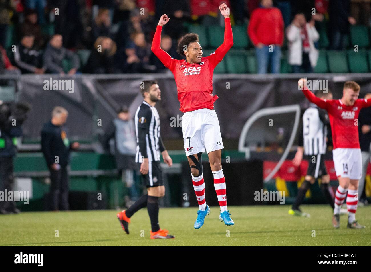 28. november 2019 Den Haag, Niederlande Soccer Europe League AZ / Partizan Belgrado Voetbal Europa League Group Phase Saison 2019-2020 L-R: Calvin Stengs von AZ Alkmaar Stockfoto