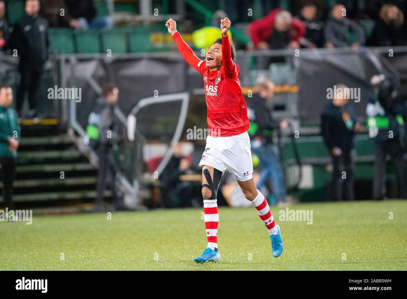 28. november 2019 Den Haag, Niederlande Soccer Europe League AZ / Partizan Belgrado Voetbal Europa League Group Phase Saison 2019-2020 L-R: Calvin Stengs von AZ Alkmaar Stockfoto
