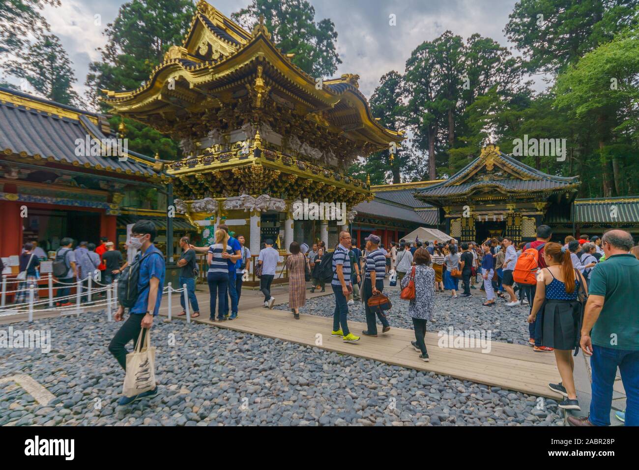Nikko, Japan - September 29, 2019: Blick auf die Verbindung von Tosho-gu Schrein, mit Besuchern, in Nikko, Japan Stockfoto