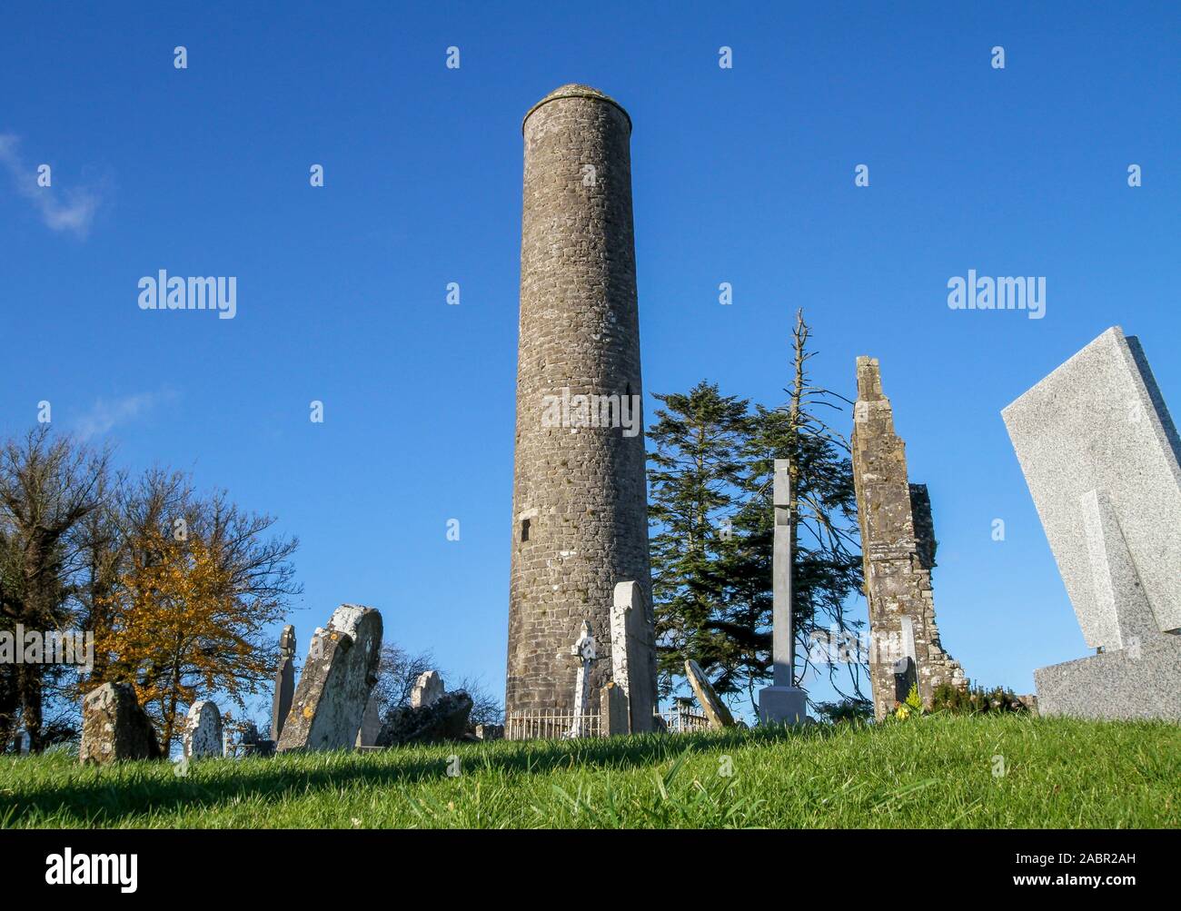 Mittelalterliche christliche steinernen Turm im Friedhof an der Boyne Valley Drive im Donaghmore, in der Nähe von Navan, County Meath, Irland. Irlands alten Osten. Stockfoto