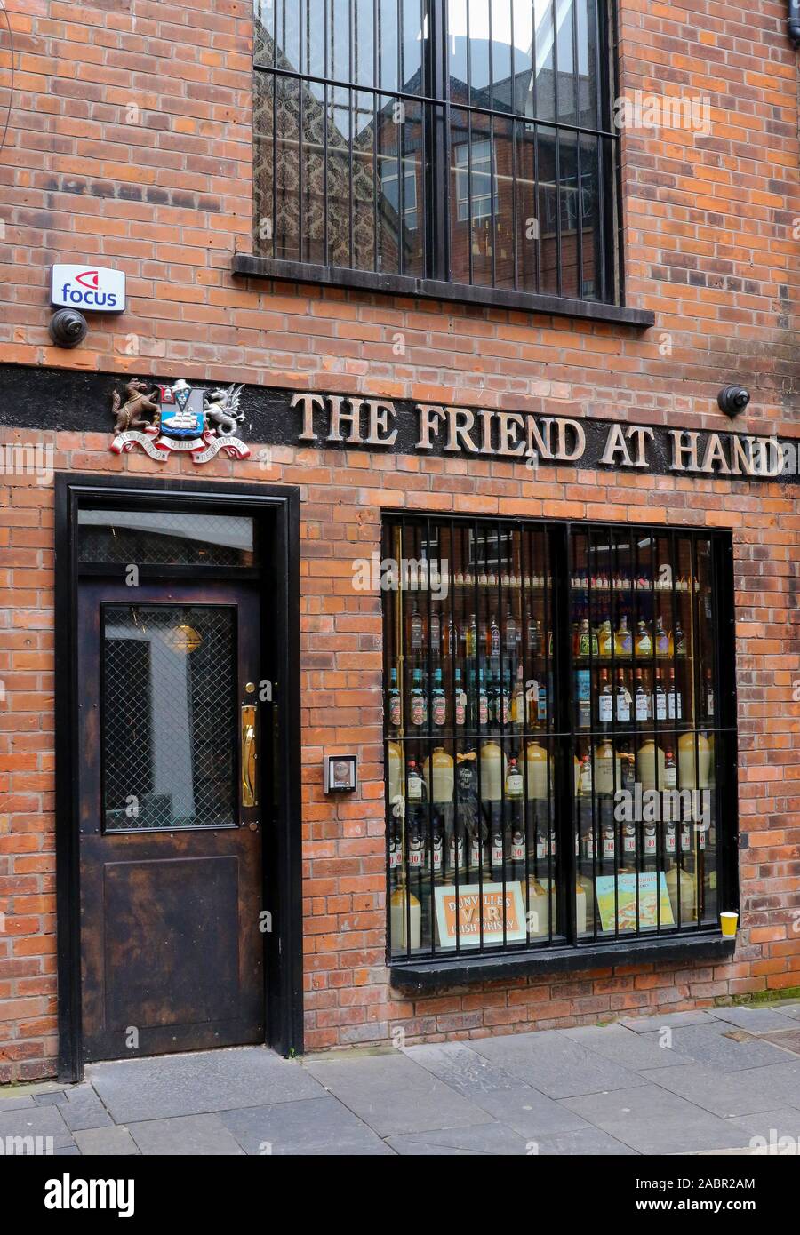 Vor dem Eingang und Whiskey Flaschen im Fenster der Whisky Shop in Belfast. Der Freund an der Hand ist ein Spezialist whiskey Shop im Cathedral Quarter, Belfast. Stockfoto