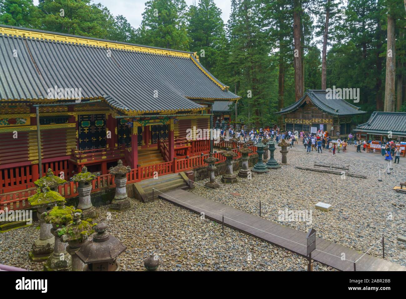 Nikko, Japan - September 29, 2019: Blick auf die Verbindung von Tosho-gu Schrein, mit Besuchern, in Nikko, Japan Stockfoto