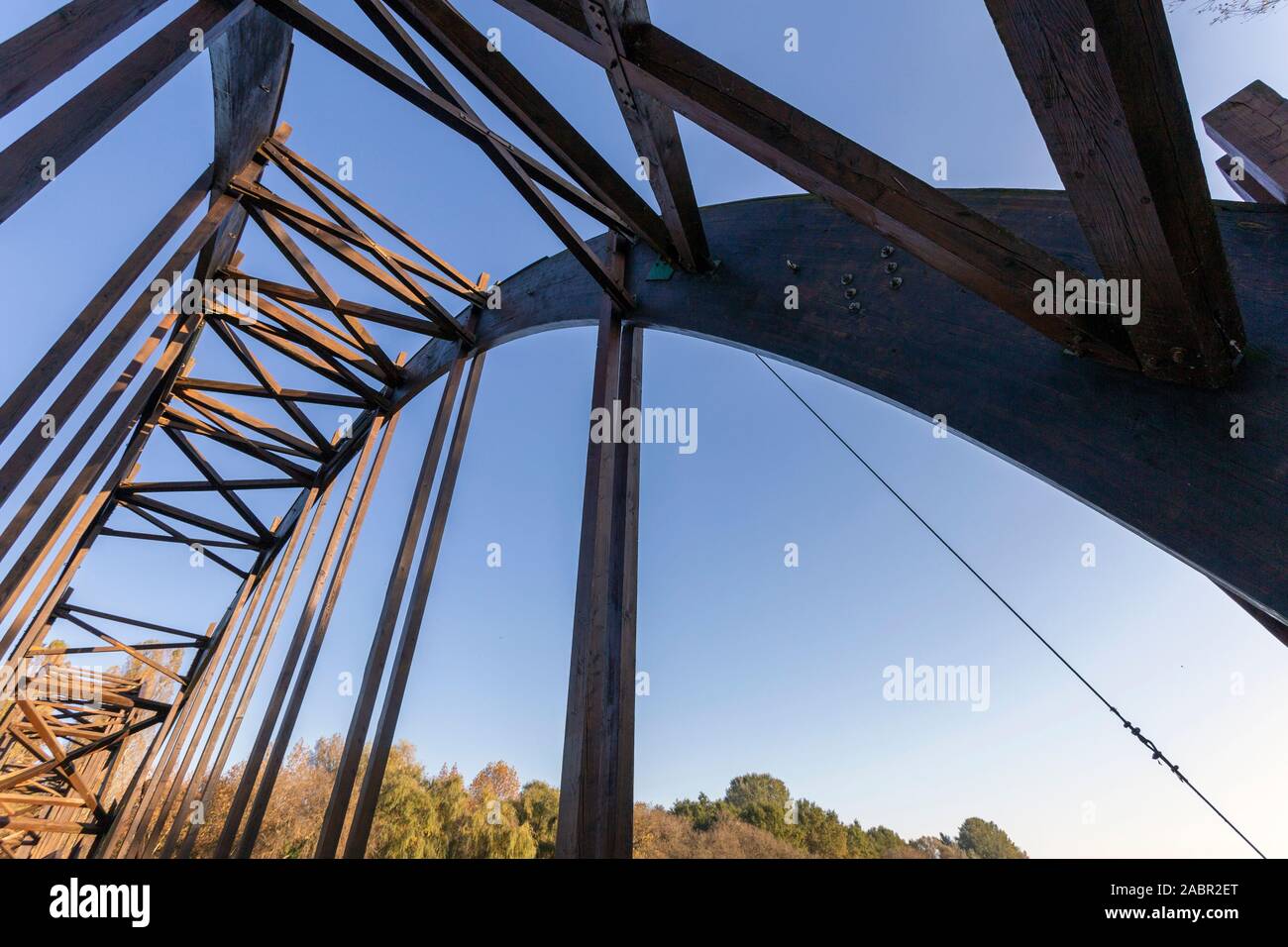 Hölzerne Brücke zur Insel Kanyavar in Ungarn. Stockfoto