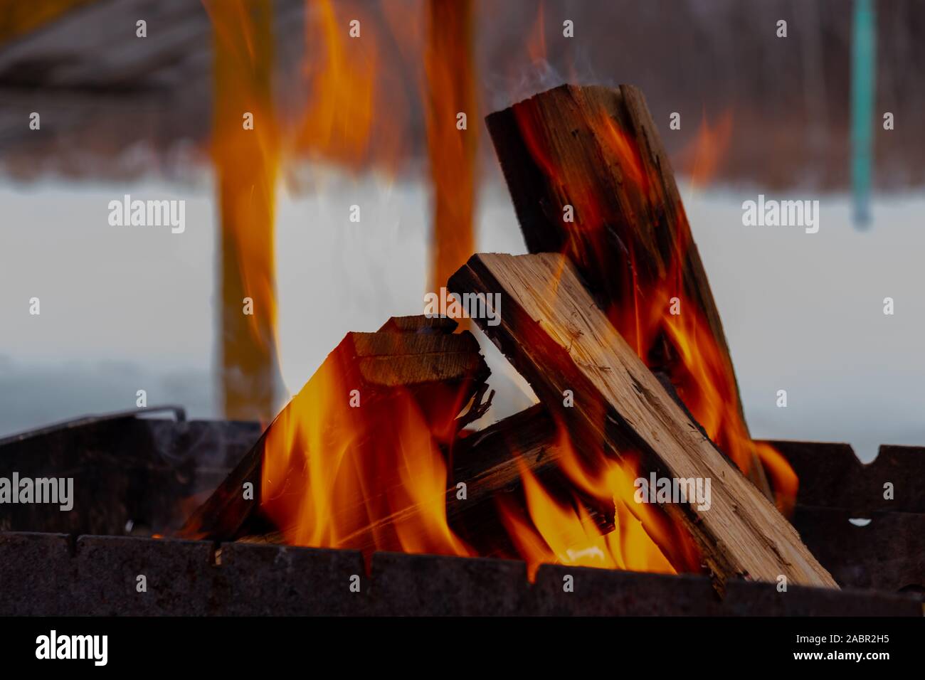 In den Grill Verbrennen von Holz. Vorbereitung Kohlen für Grill Stockfoto
