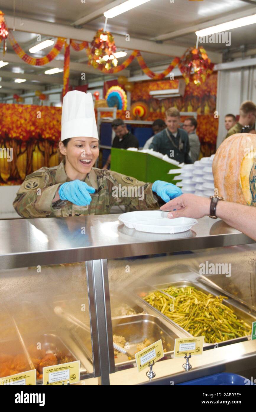 Camp Arijan, Kuwait. 28. November 2019. Us-Oberst Louisa Bargeron, 103 Expeditionary Sustainment Command, dient Thanksgiving Dinner, bereitgestellte Service Mitglieder im Camp Arijan November 28, 2019 in Arijan, Kuwait. Credit: Godot G. Galgano/Planetpix/Alamy leben Nachrichten Stockfoto