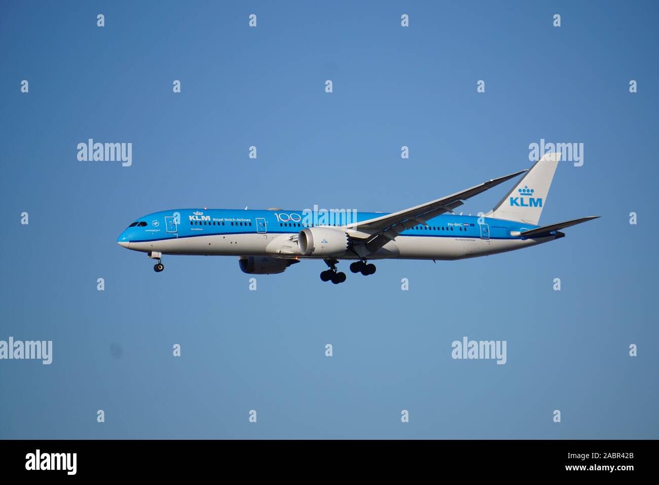 KLM Airlines Boeing 787-9 Dreamliner auf dem Weg zum Chicago O'Hare International Airport. Die Lackierung feiert das 100-jährige Jubiläum der Fluggesellschaften. Stockfoto