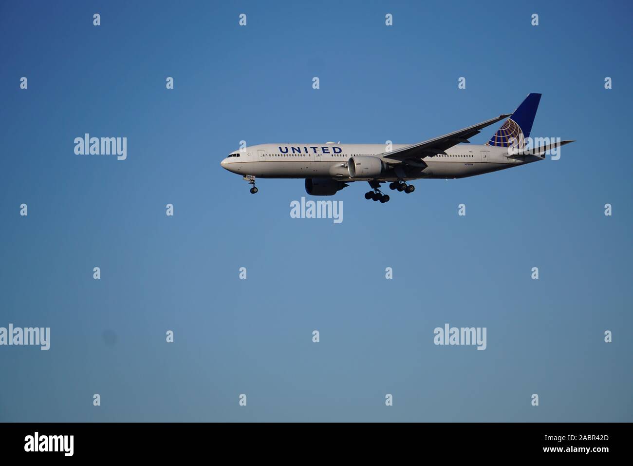 United Airlines Boeing 777 Flugzeug auf dem Weg zum Chicago O'Hare International Airport. Der Flug begann in Tokio. Stockfoto