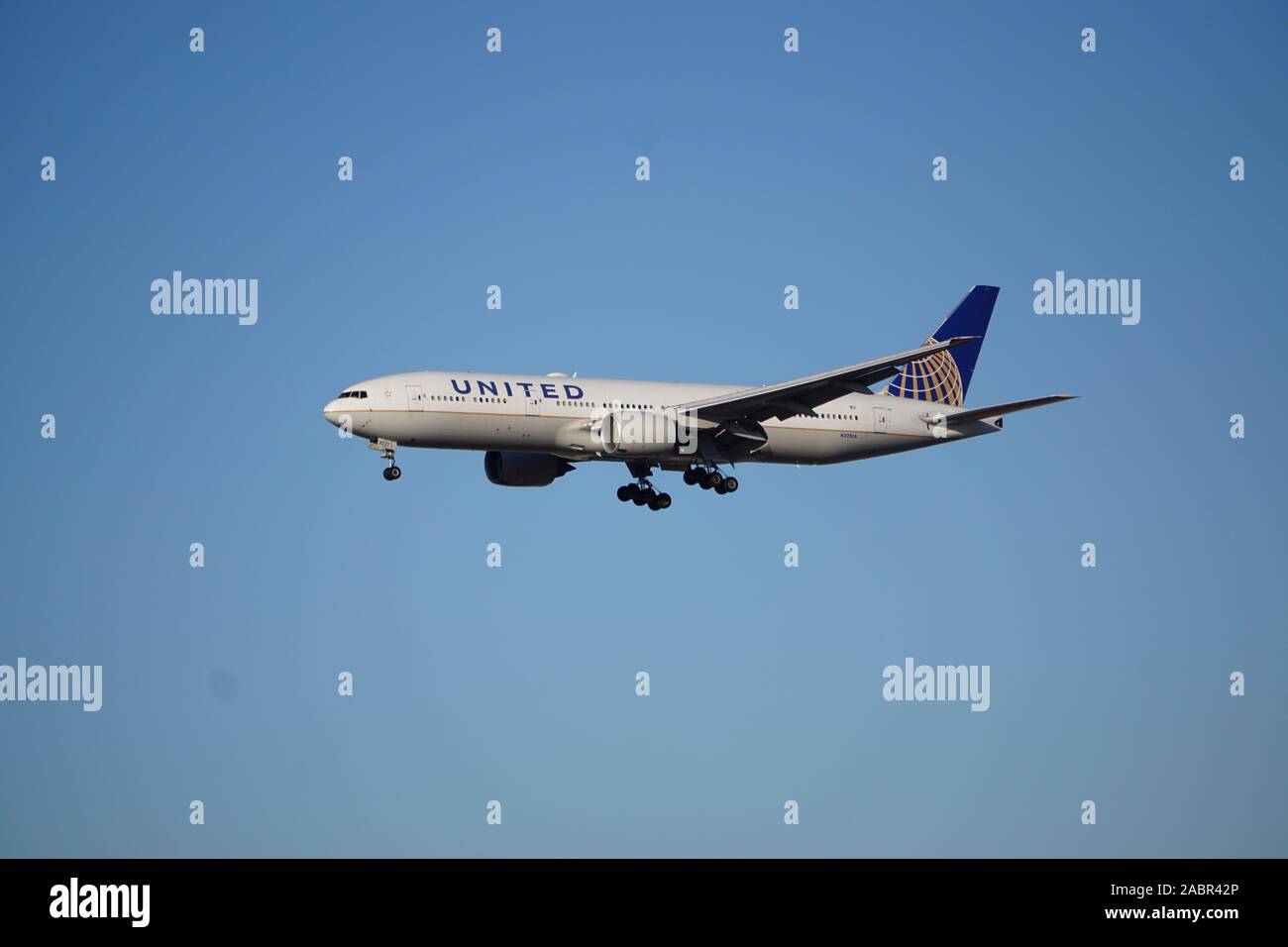 United Airlines Boeing 777 über die Anfahrt zum internationalen Flughafen O'Hare in Chicago. Der Flug hat seinen Ursprung in Frankfurt am Main. Stockfoto