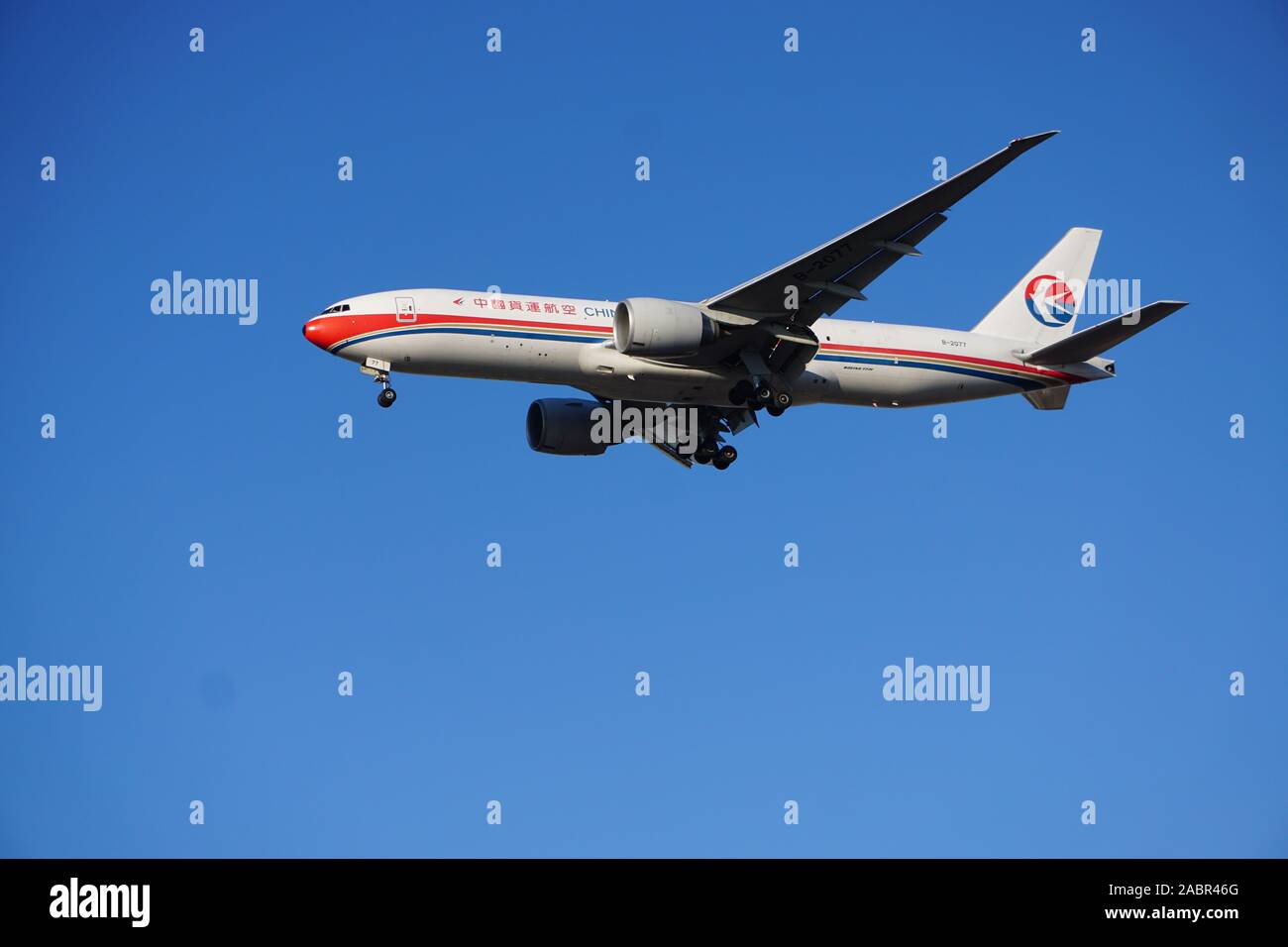 China Cargo Boeing 777 auf dem Weg zum internationalen Flughafen O'Hare in Chicago Stockfoto