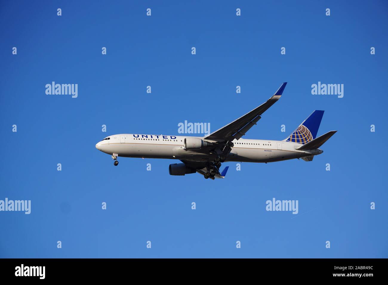 United Airlines Boeing 767 über die Anfahrt zum internationalen Flughafen O'Hare von Chicago aus London. Stockfoto