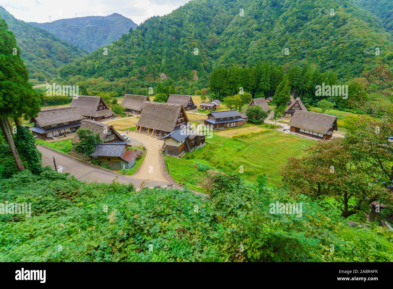 Suganuma, Japan - Oktober 3, 2019: Blick auf Suganuma Dorf mit traditionellen gassho - Gassho-zukuri Bauernhäuser, Einheimische und Besucher, in Gokayama, Nanto, Japan Stockfoto