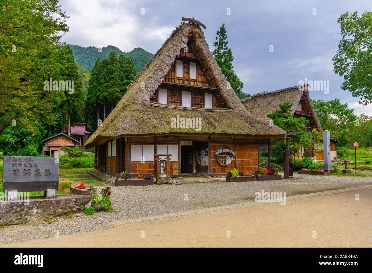 Suganuma, Japan - Oktober 3, 2019: Blick auf traditionelle gassho - Gassho-zukuri Bauernhäusern, in Suganuma Dorf, Gokayama, Nanto, Japan Stockfoto