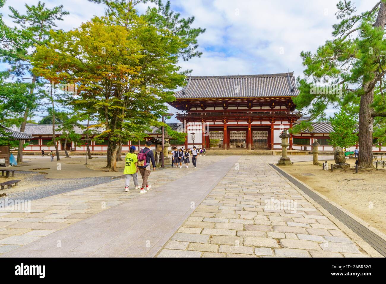 Nara, Japan - 5. Oktober 2019: Ansicht des Todaiji Nakamon, mit Besuchern, es ist ein buddhistischer Tempel in Nara, Japan Stockfoto