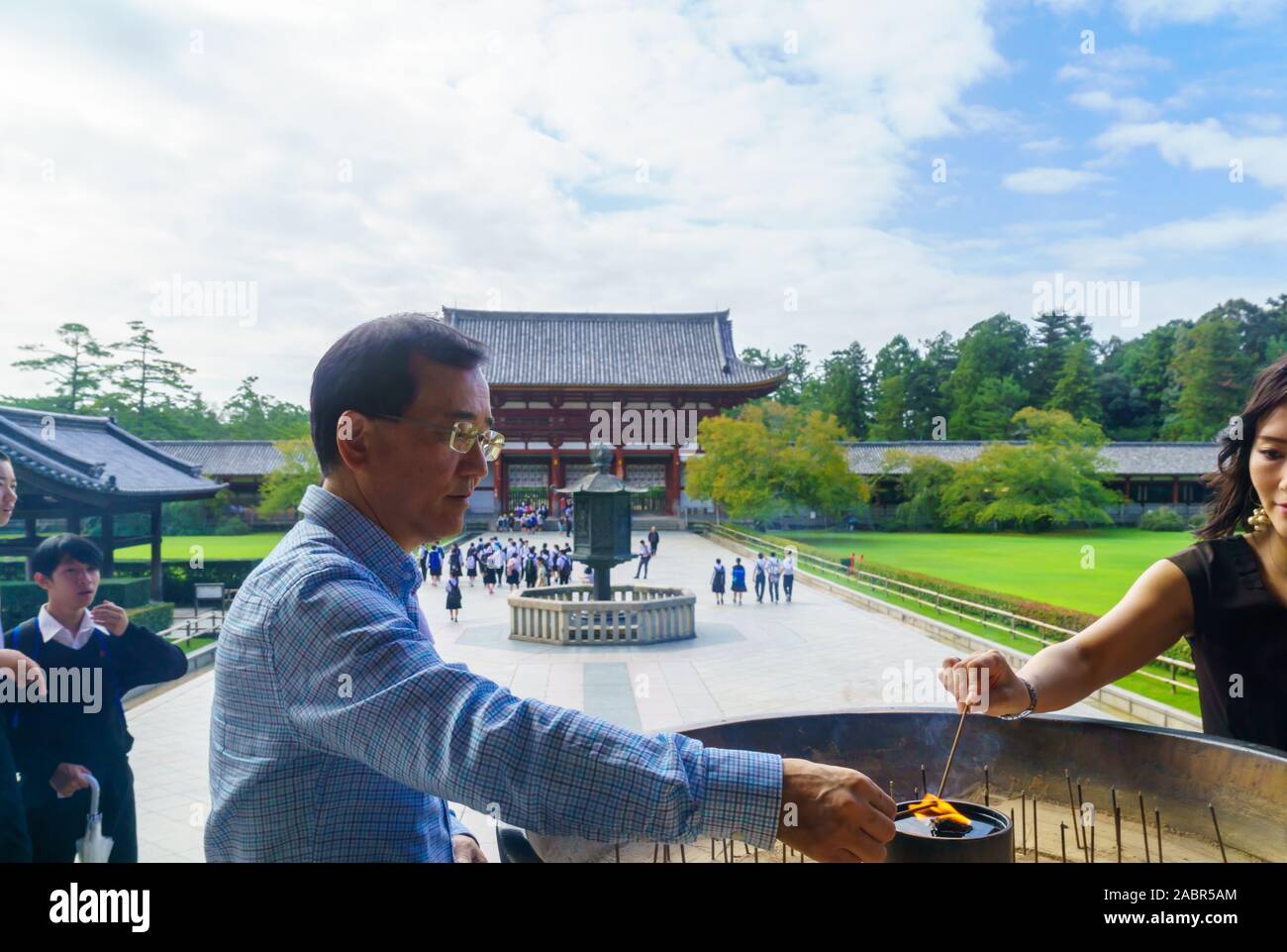 Nara, Japan - 5. Oktober 2019: Besucher Kerzen vor der Buddhistischen Todaiji Tempel in Nara, Japan Stockfoto