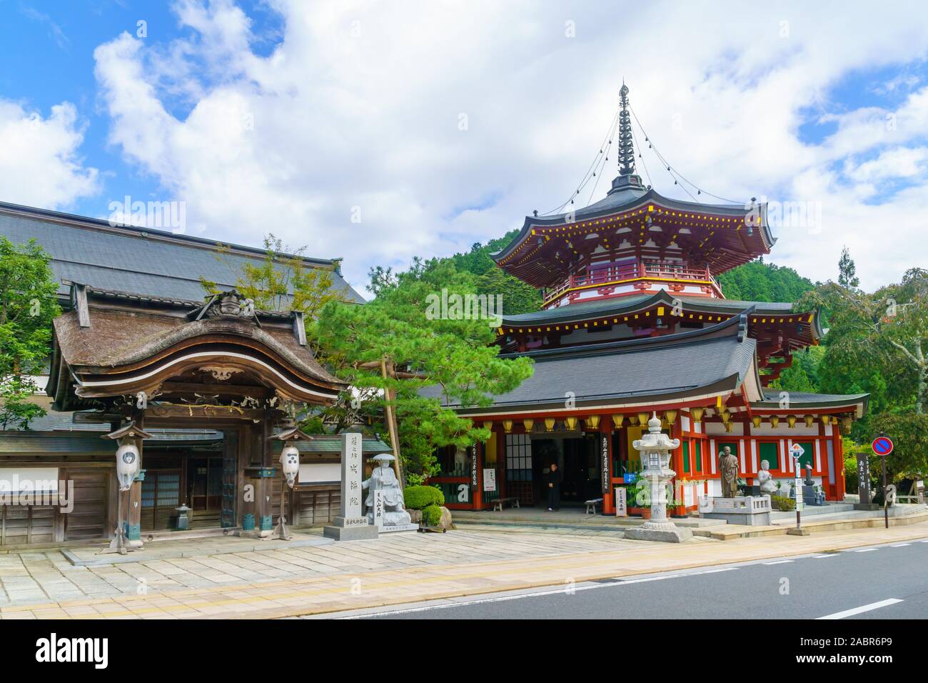 Koyasan, Japan - Oktober 7, 2019: Blick auf die Pagode in Manihouto Jofukuin Tempel, in Mount Koya (Koyasan), Japan Stockfoto