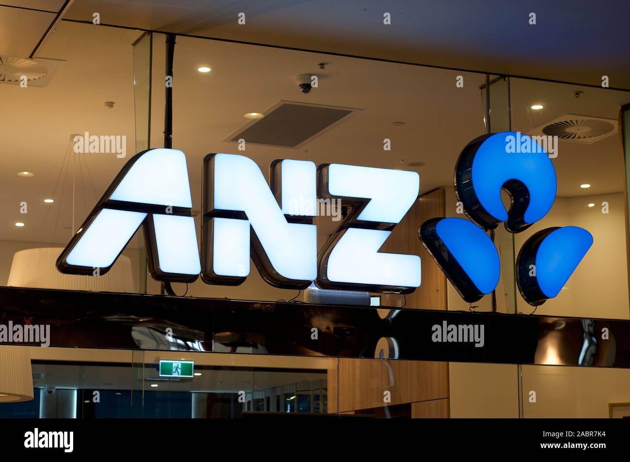 Brisbane, Queensland, Australien - 27 November 2019: Blick auf das beleuchtete ANZ (Australien und New Zealand Banking Group) Bank unterzeichnen hängen in Fron Stockfoto