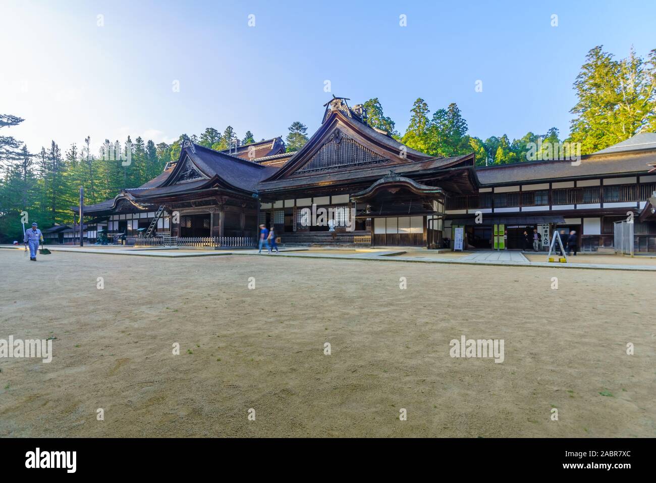 Koyasan, Japan - Oktober 7, 2019: Blick auf die Higashimon buddhistischen Tempel, mit Besuchern, in Mount Koya (Koyasan), Japan Stockfoto